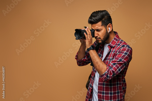 Canvas Print Indian photographer with camera on pastel background copy space