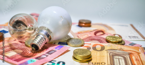 Dinero y bombillas marcando el precio de la electricidad