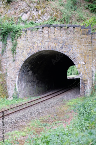 FU 2020-06-20 Ahrtour hin 752 Schienen verlaufen in einen Tunnel