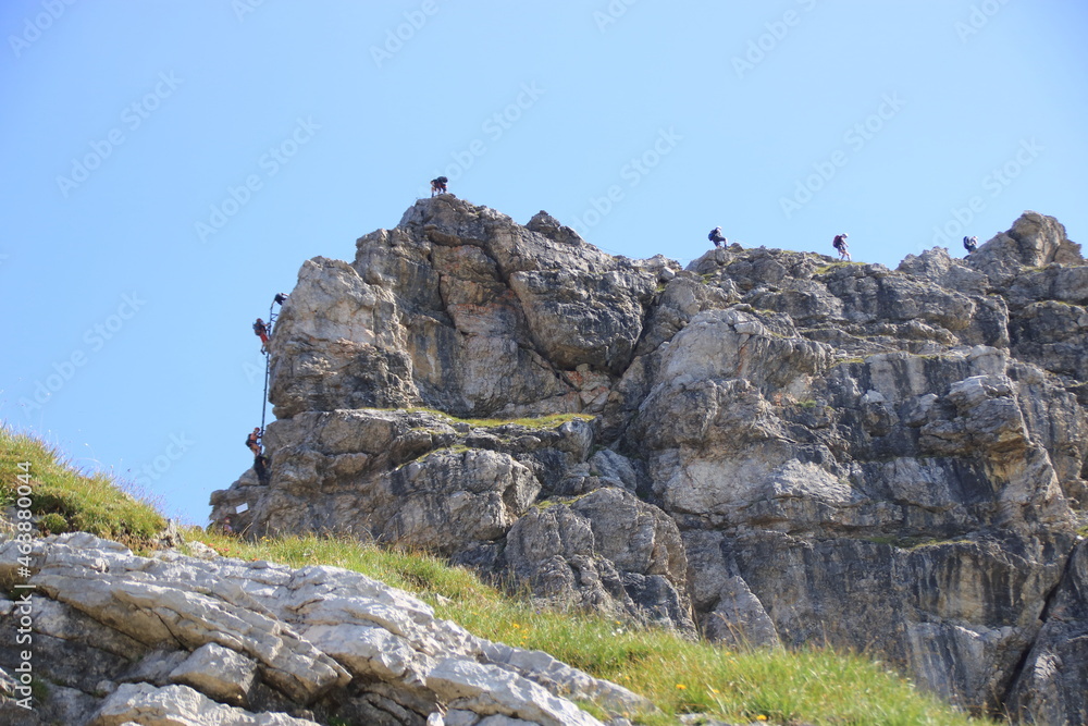 Blick auf den Hindelanger Klettersteig bei Oberstdorf, mit Stau auf dem Steig