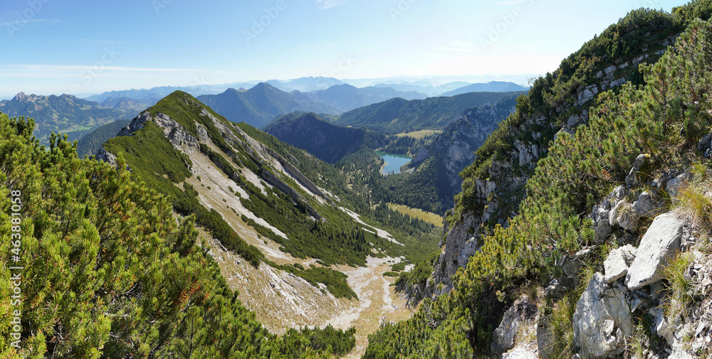 Fototapeta premium Wanderung auf den Hochmiesing: Blick auf den Soinsee