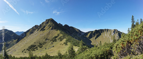 Panorama auf einer Wanderung auf den Hochmiesing: Die Rotwand im Süden