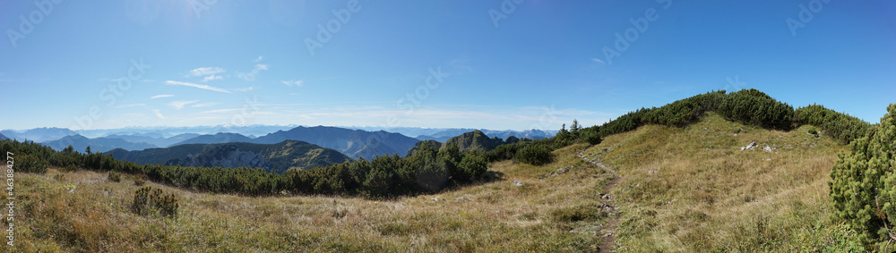 Panorama auf einer Wanderung auf den Hochmiesing: Am Gipfelplateau