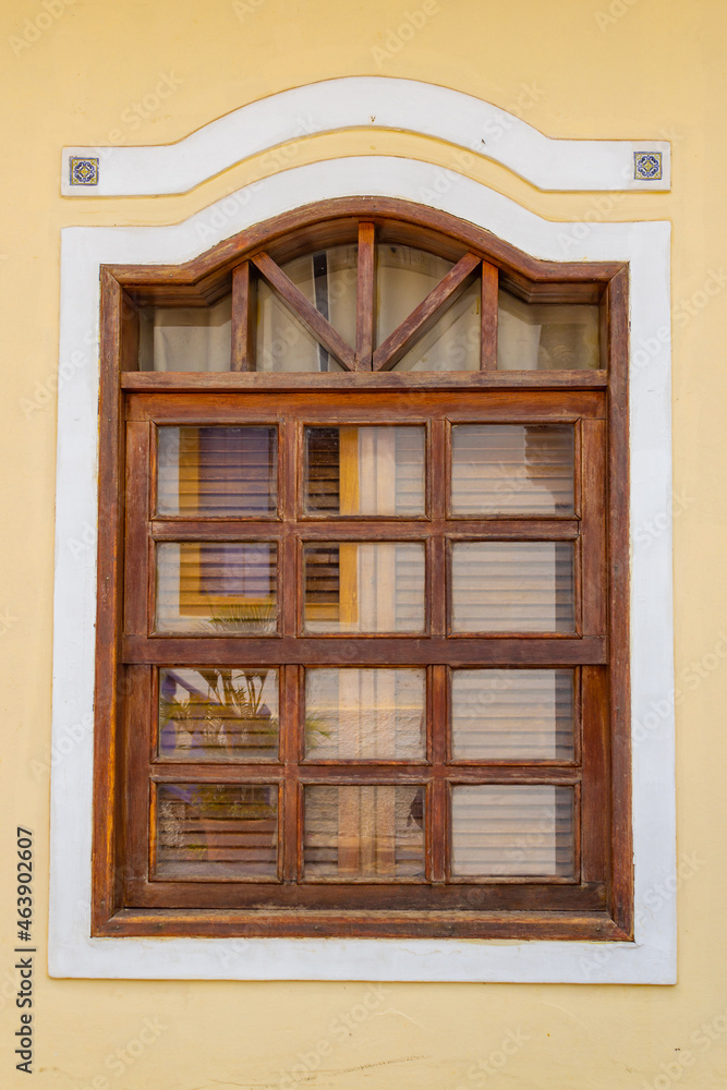 Janela de madeira em estilo colonial em casa da Cidade de Goiás. Janela de madeira em estilo colonial em casa da Cidade de Goiás.