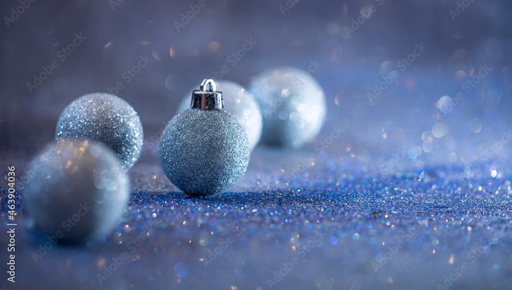 brokatowe bombki na niebieskim brokatowym tle, tło na Boże Narodzenie - obrazy, fototapety, plakaty 