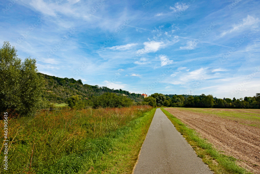 Radweg bei Naumburg (Saale) mit Blick auf Schloss Goseck Radweg bei Naumburg (Saale) mit Blick auf Schloss Goseck
