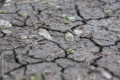 Nahansicht von Rissen im Erdboden aufgrund von Trockenheit im Sommer