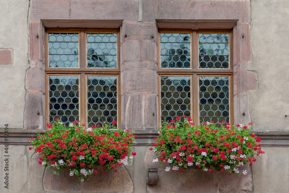 Fenster, Bleiverglasung, Blumenschmuck