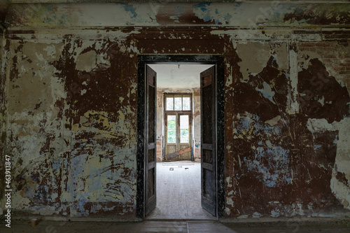 Fototapeta Naklejka Na Ścianę i Meble -  The abandoned palace of the princes Svyatopolk-Chetvertinsky, built in the early 20th century. Tourist attraction of Belarus. Interior