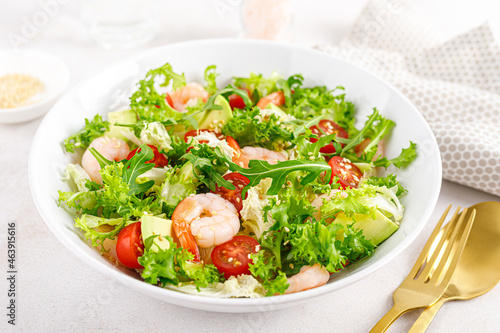 Shrimps, tomato and avocado summer vegetable salad with fresh lettuce, rocket and sesame. Healthy eating. Keto, ketogenic diet.