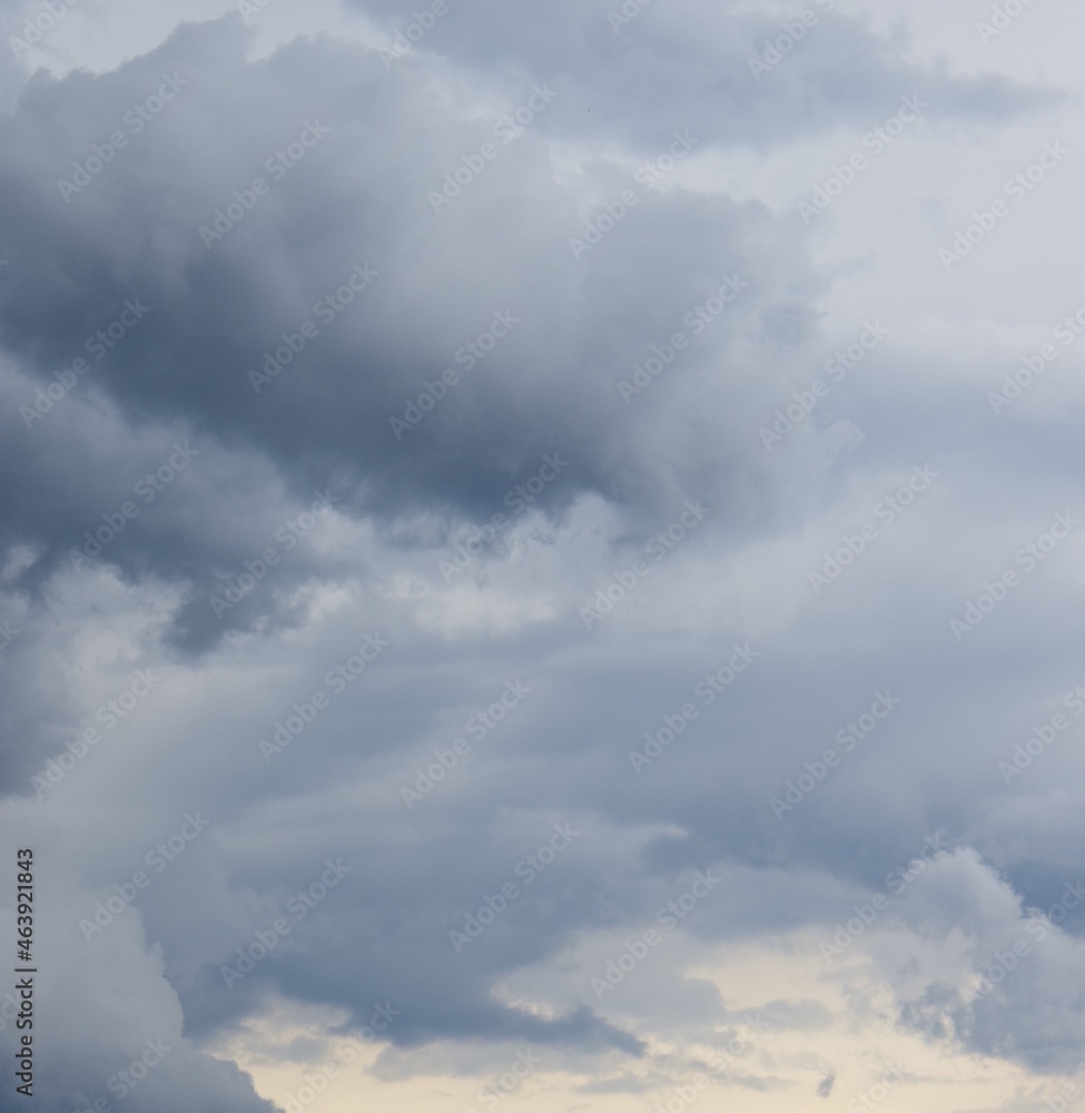 Wolkenschauspiel am Abendhimmel - Dunkle bedrohliche Regenwolken - Gewitterwolken, Depression, melancholische Stimmung Wolkenschauspiel am Abendhimmel - Dunkle bedrohliche Regenwolken - Gewitterwolken, Depression, melancholische Stimmung