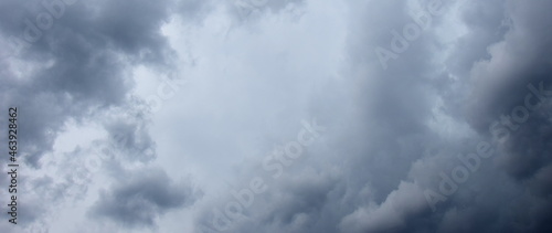 Wolkenschauspiel am Abendhimmel - Dunkle bedrohliche Regenwolken - Gewitterwolken, Depression, melancholische Stimmung 