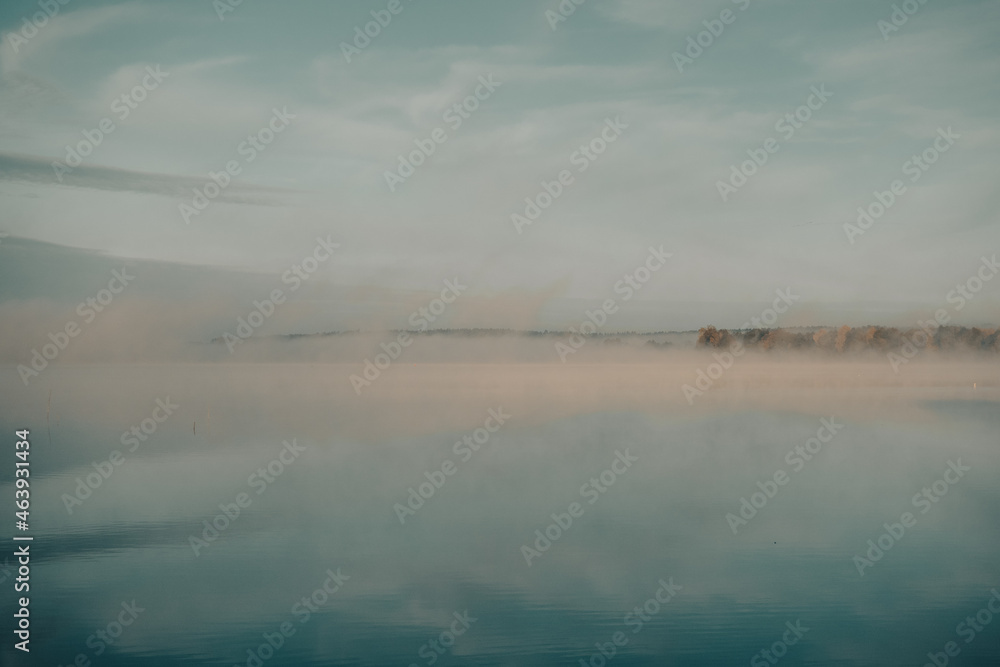 Jezioro Święcajty niemal całkowicie zasnute mgłą