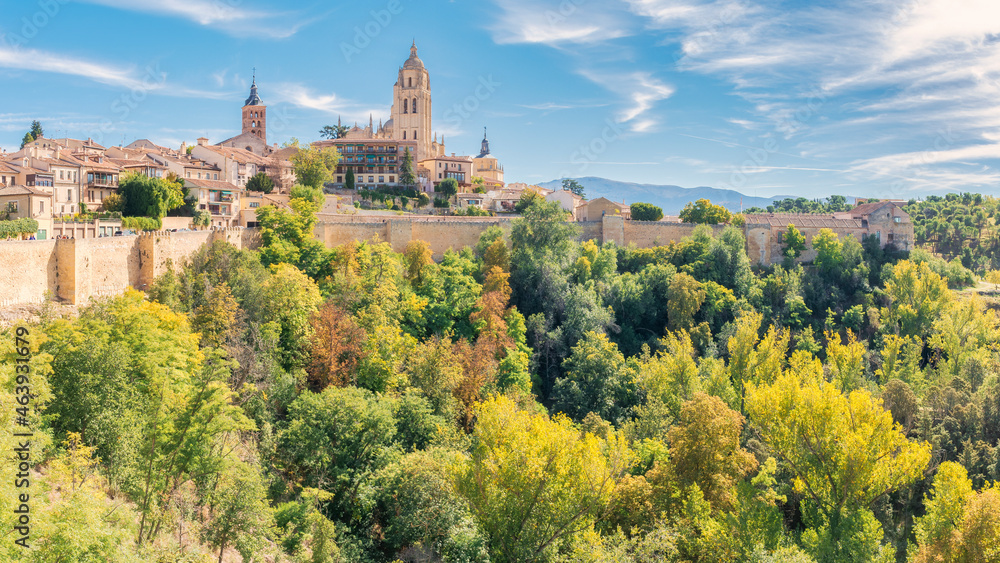 Vista de la muralla y la catedral de Segovia, Castilla y León, España