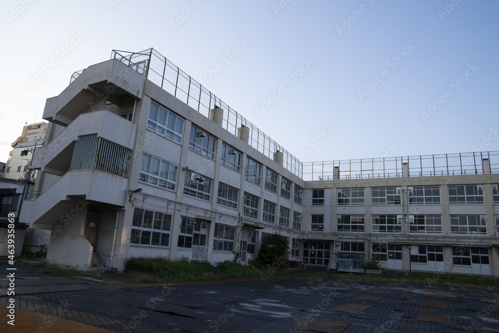 廃校になった学校、解体前の学校、少子化で閉鎖された学校 Stock Photo Adobe Stock