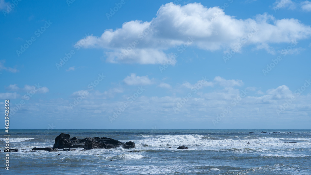 日本の海｜岩に打ち寄せる波