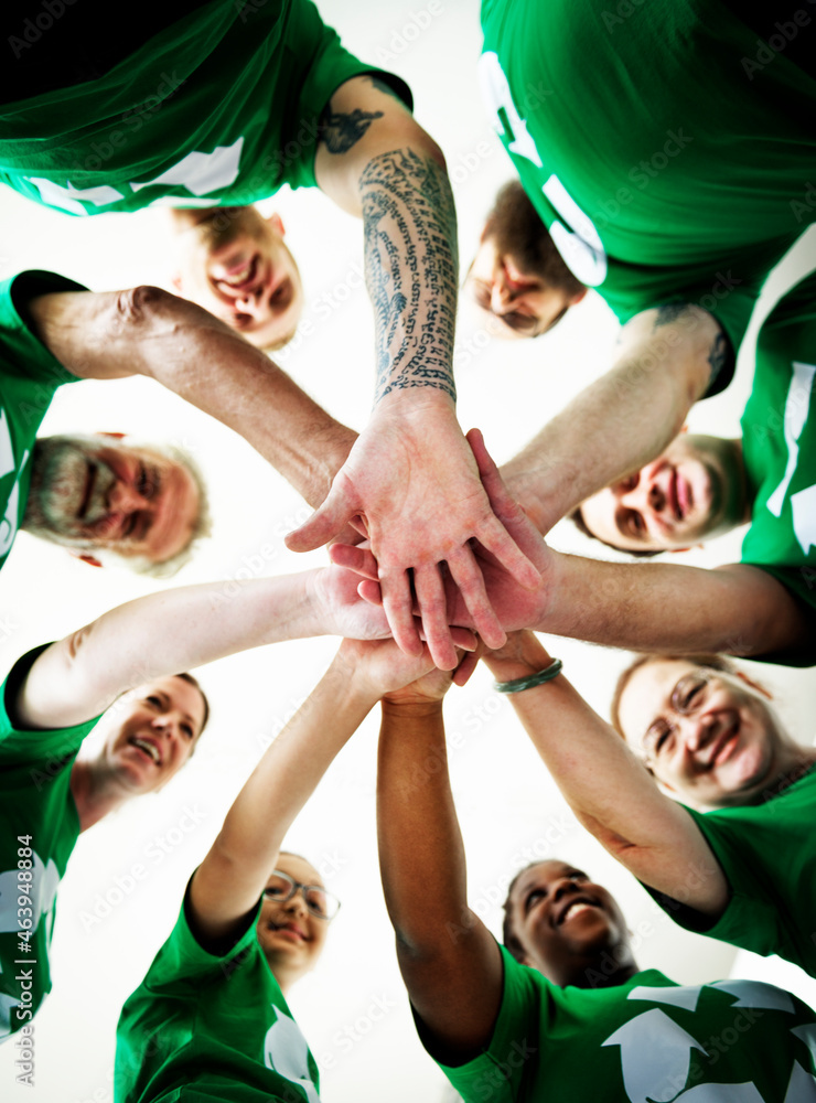 Obraz premium People joining hands together and smiling