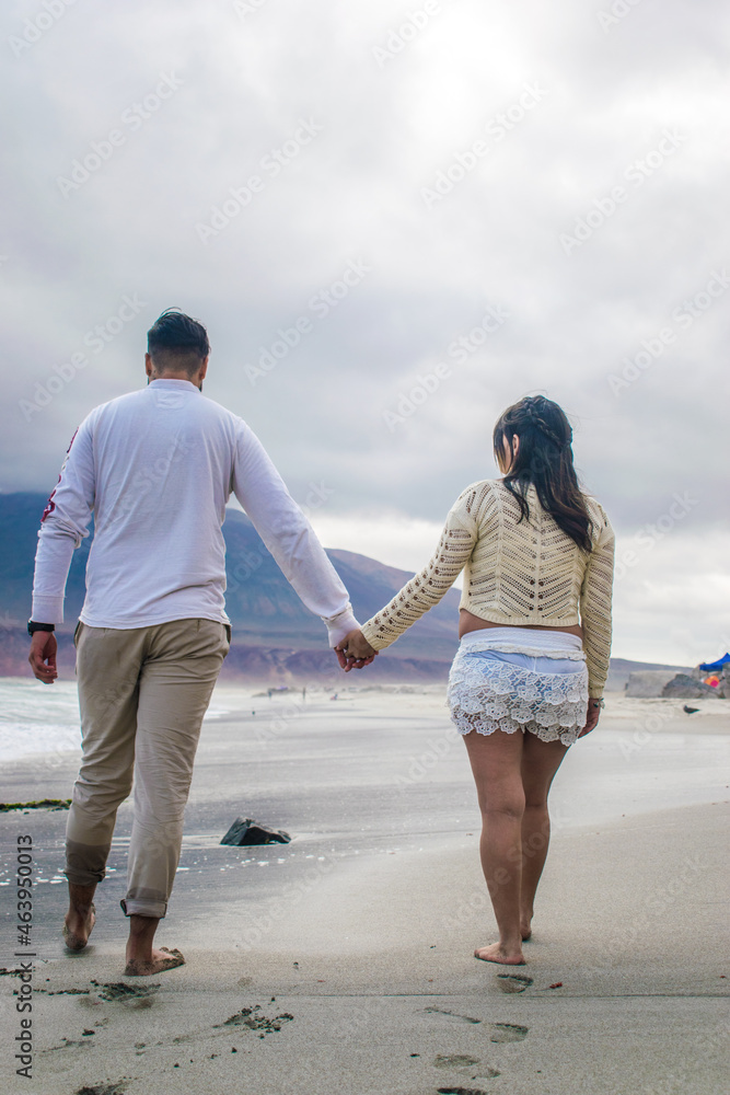 Fototapeta premium couple walking on the beach