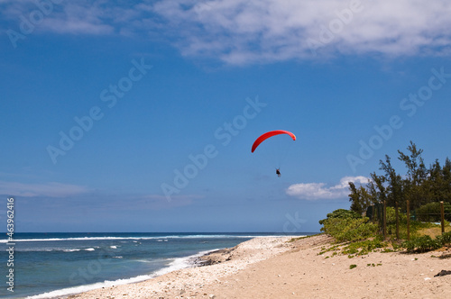 parapentiste au dessus de la plage de saint leu située sur l'île de la réunion