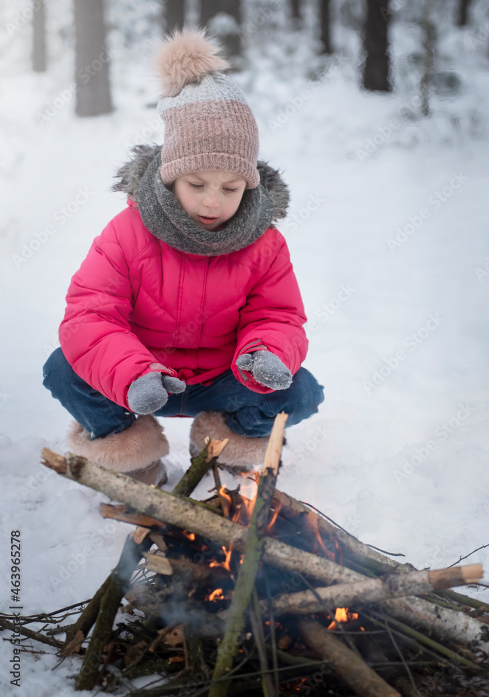 Obraz premium Child in winter. A little girl in the winter outside.