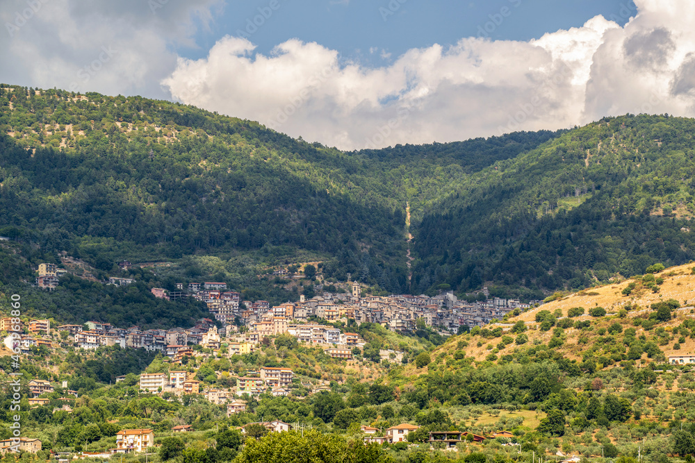 Village encaissé dans une vallée en Italie