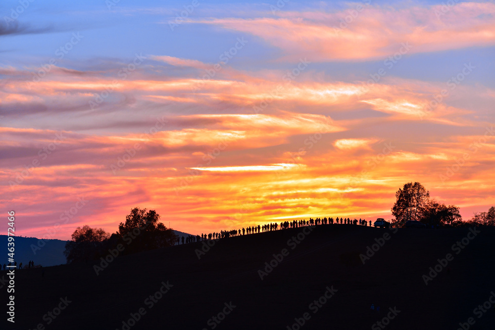Obraz premium Photographers taking pictures of the beautiful sunset in Paxiang, Inner Mongolia