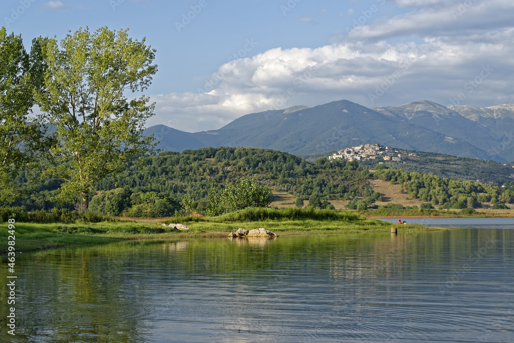 Lac et montagne en Italie