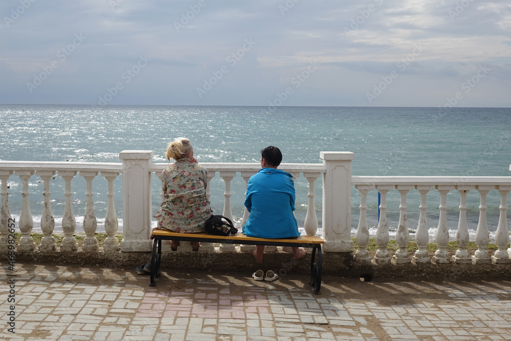 Fototapeta premium couple sitting by the sea