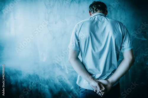 Φωτογραφία The man rested his head against the wall