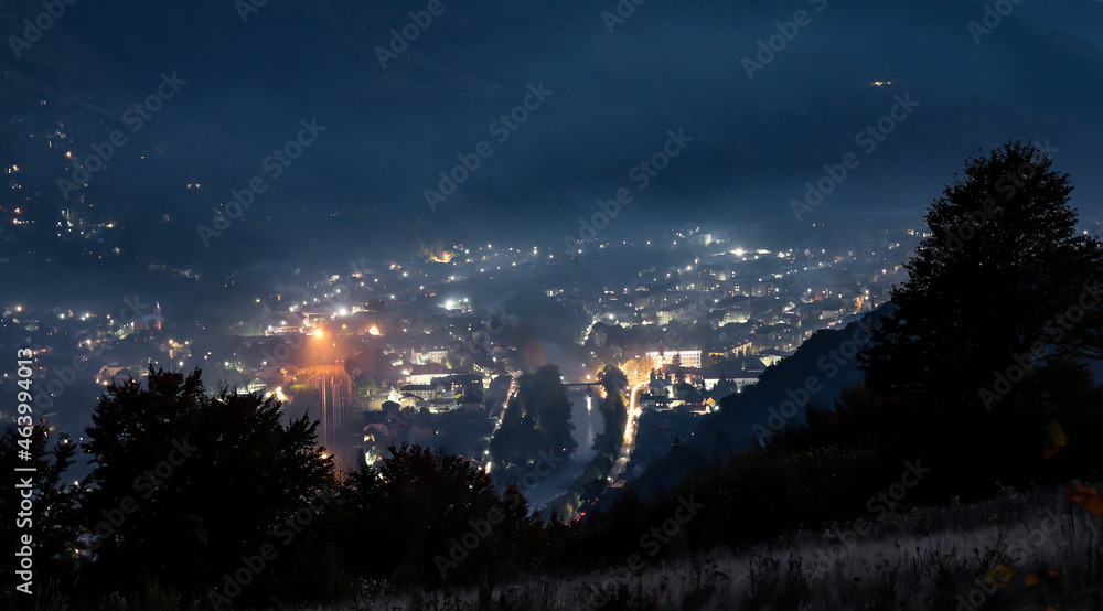 Obraz premium Night city from the mountains