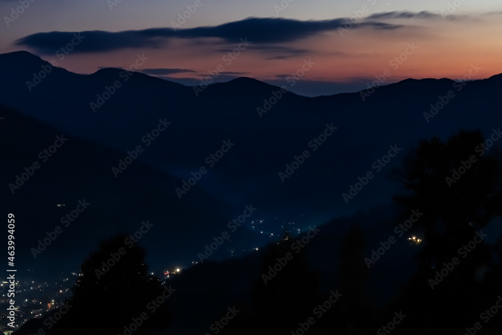 Obraz premium Mountain view over the city