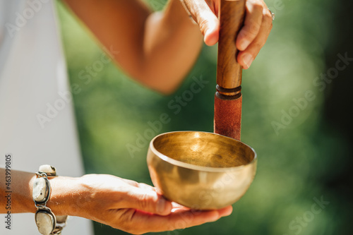 Tableau sur toile Hands Holding Tibetan Singing Bowl Outdoors