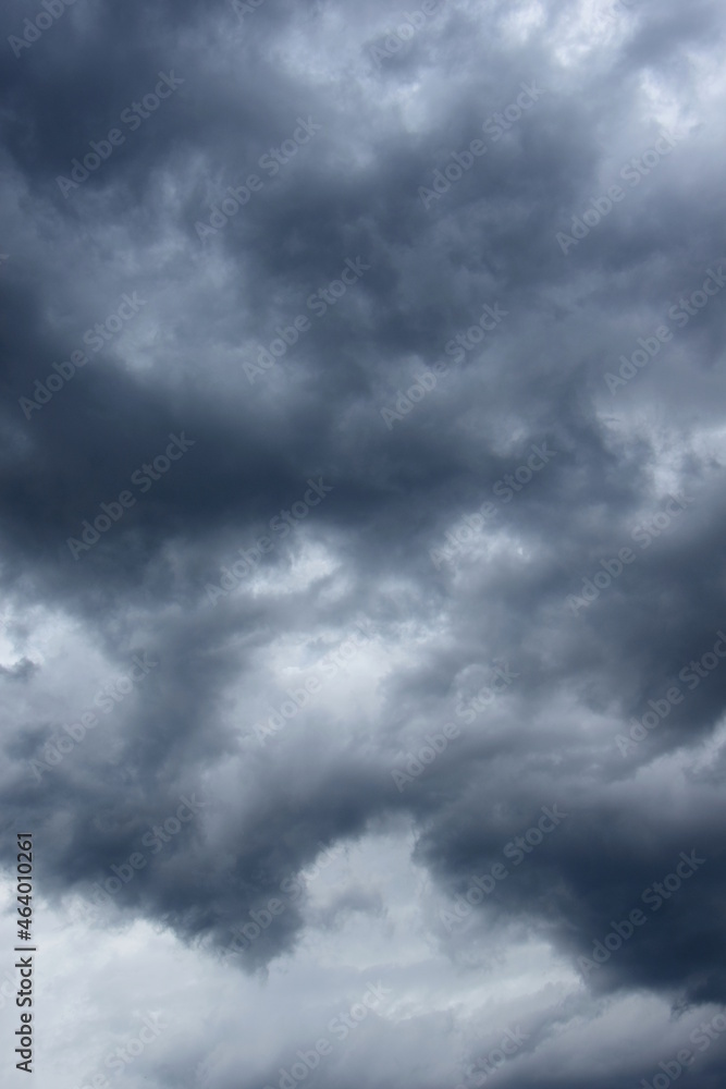 Wolkenschauspiel am Abendhimmel -  Dunkle bedrohliche Regenwolken - Gewitterwolken, Depression, melancholische Stimmung