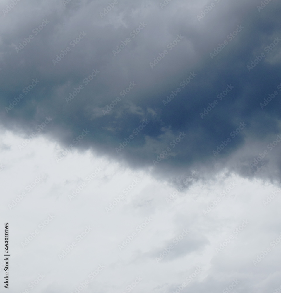 Wolkenschauspiel am Abendhimmel - Dunkle bedrohliche Regenwolken - Gewitterwolken, Depression, melancholische Stimmung Wolkenschauspiel am Abendhimmel - Dunkle bedrohliche Regenwolken - Gewitterwolken, Depression, melancholische Stimmung