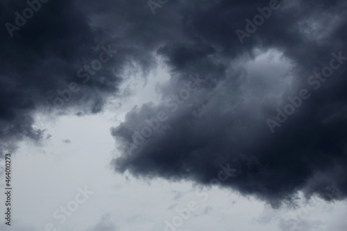 Wolkenschauspiel am Abendhimmel - Dunkle bedrohliche Regenwolken - Gewitterwolken, Depression, melancholische Stimmung