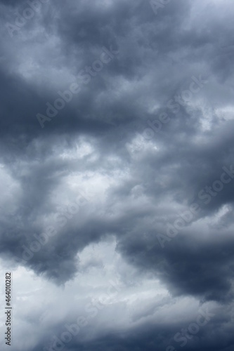 Wolkenschauspiel am Abendhimmel - Dunkle bedrohliche Regenwolken - Gewitterwolken, Depression, melancholische Stimmung 