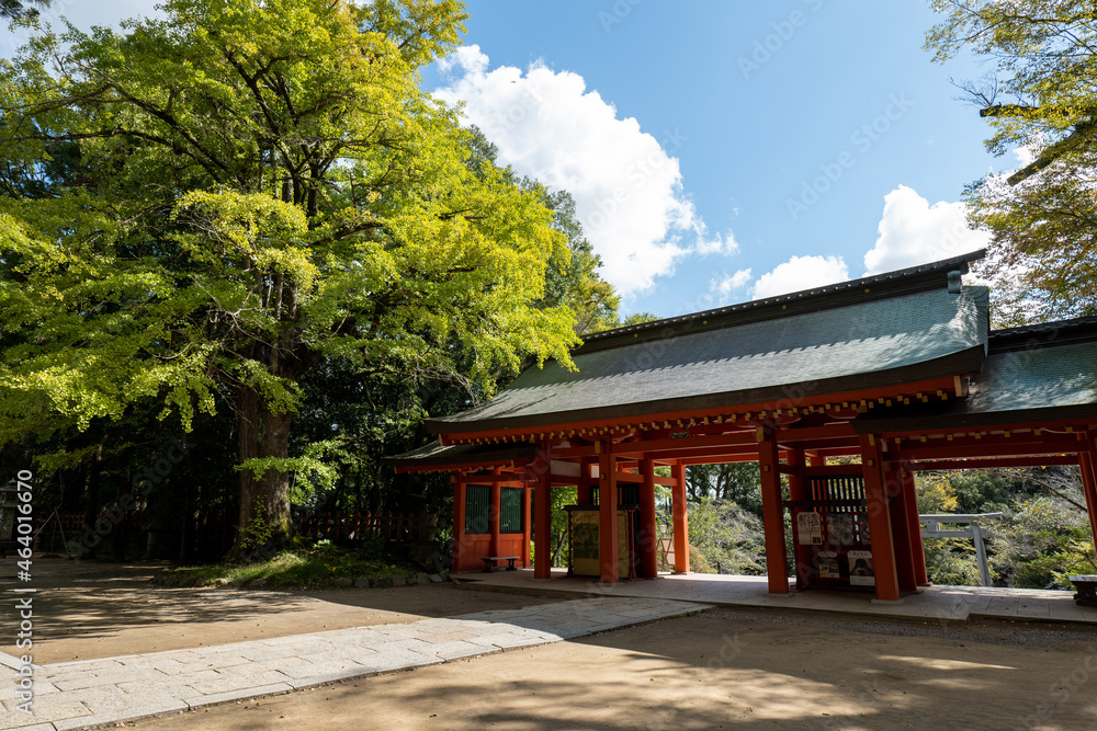 秋の青空と香取神宮の総門