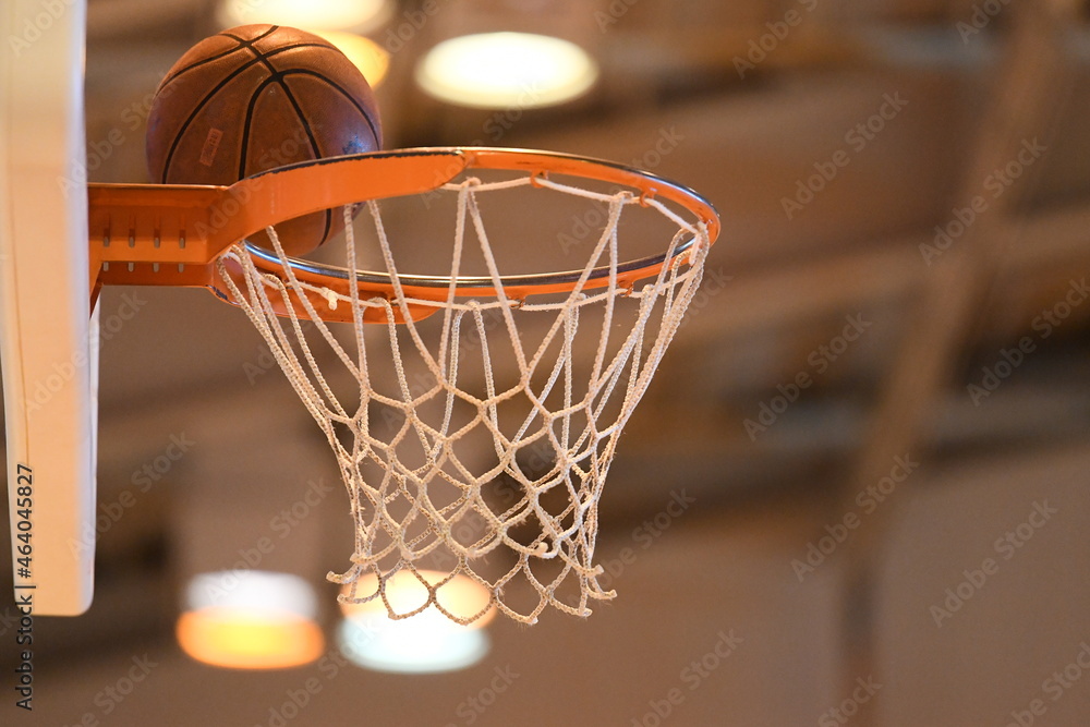 体育館のバスケットボールのゴールとボール