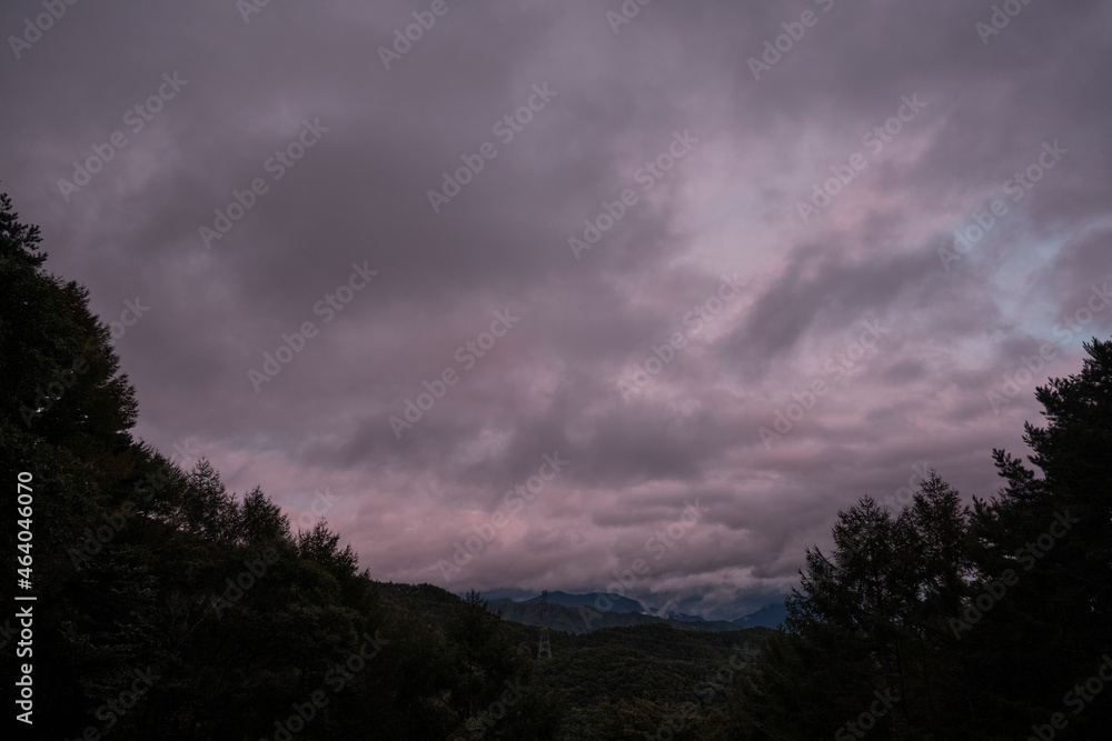 夕焼けに染まる高速移動する雲　台風接近　