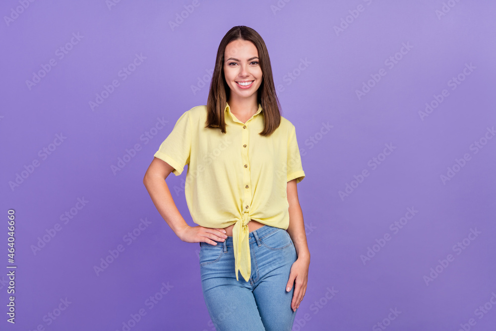 Φωτογραφία Photo of lovely millennial brunette lady wear yellow top jeans isolated on purpl