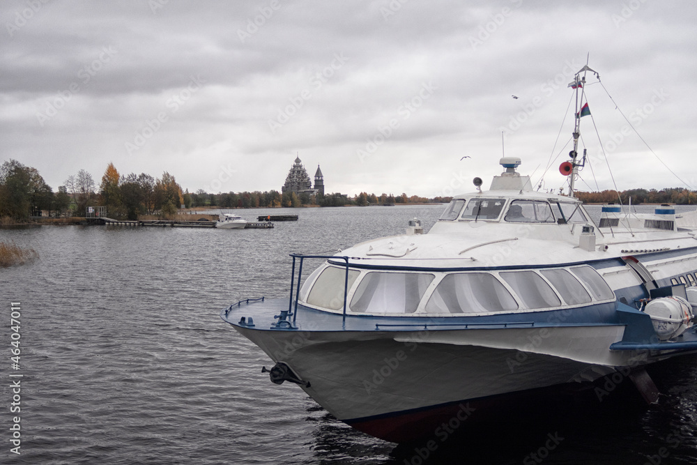 Φωτογραφία amazing beautiful landscape day blue water lake boat north country russia onega