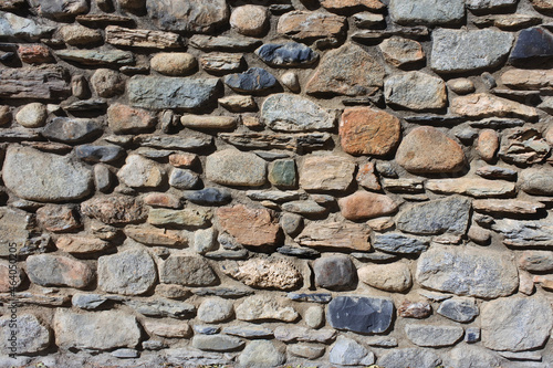 Muro de piedra de edificio pirenaico