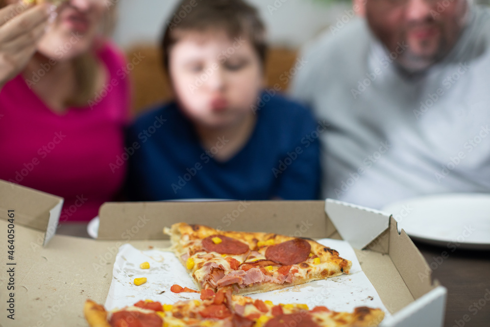 Φωτογραφία The family has eaten a delicious pizza to their heart's content and now they will be able to go on vacation