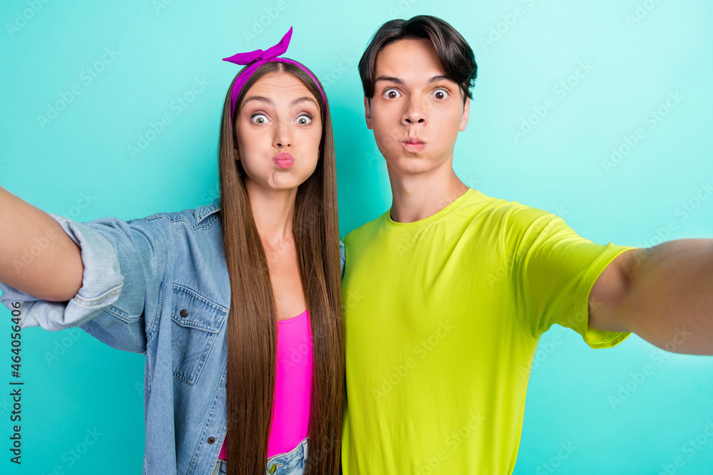 Φωτογραφία Photo of playful comedy youth couple do selfie wear pink yellow t-shirts hairban