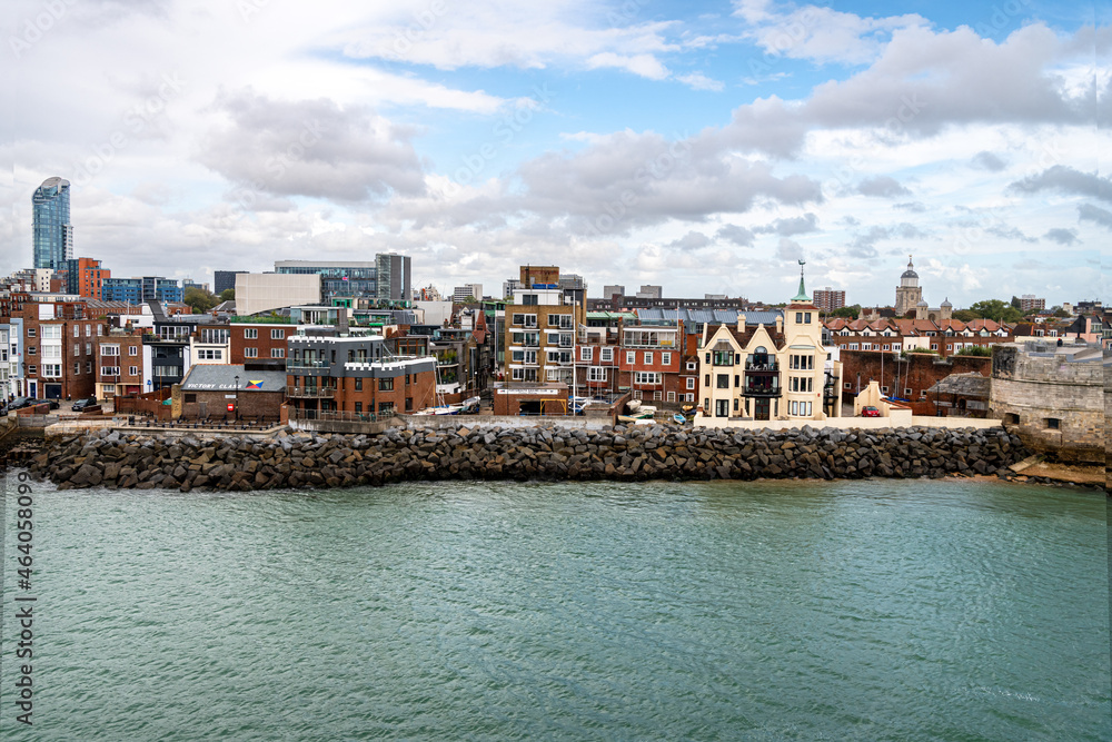 Obraz premium The Skyline of in Portsmouth in Hampshire, England from Portsmouth Harbour