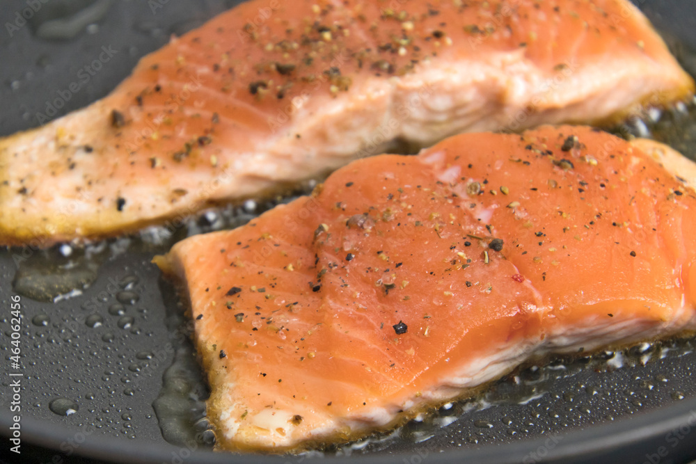 pavés de truite cuisant dans une poêle Stock Photo | Adobe Stock