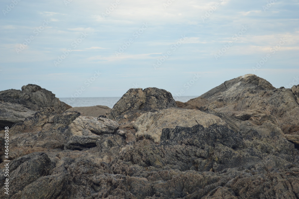 vagues déferlant sur les rochers, grandes marées dans le Finistère, rochers dans la mer