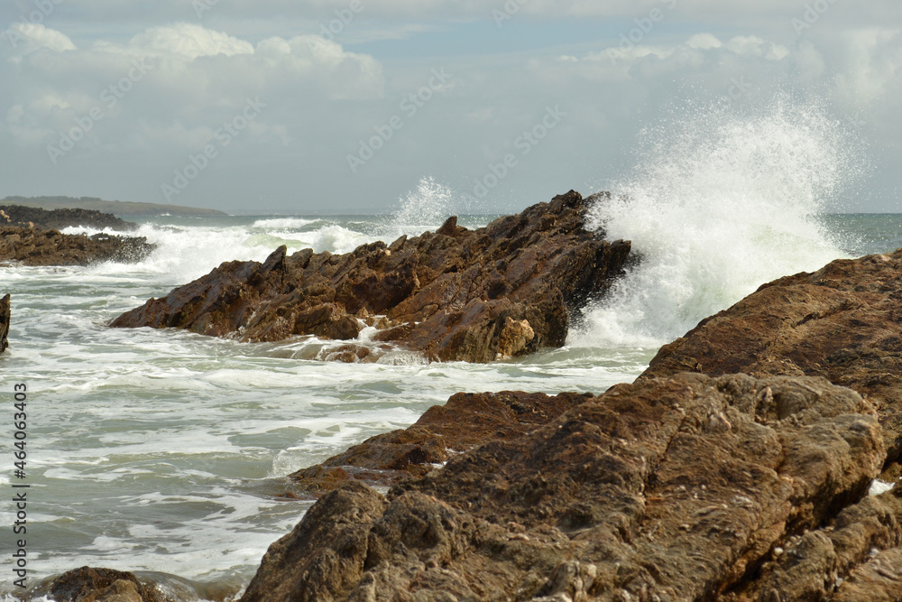 vagues déferlant sur les rochers, grandes marées dans le Finistère, rochers dans la mer