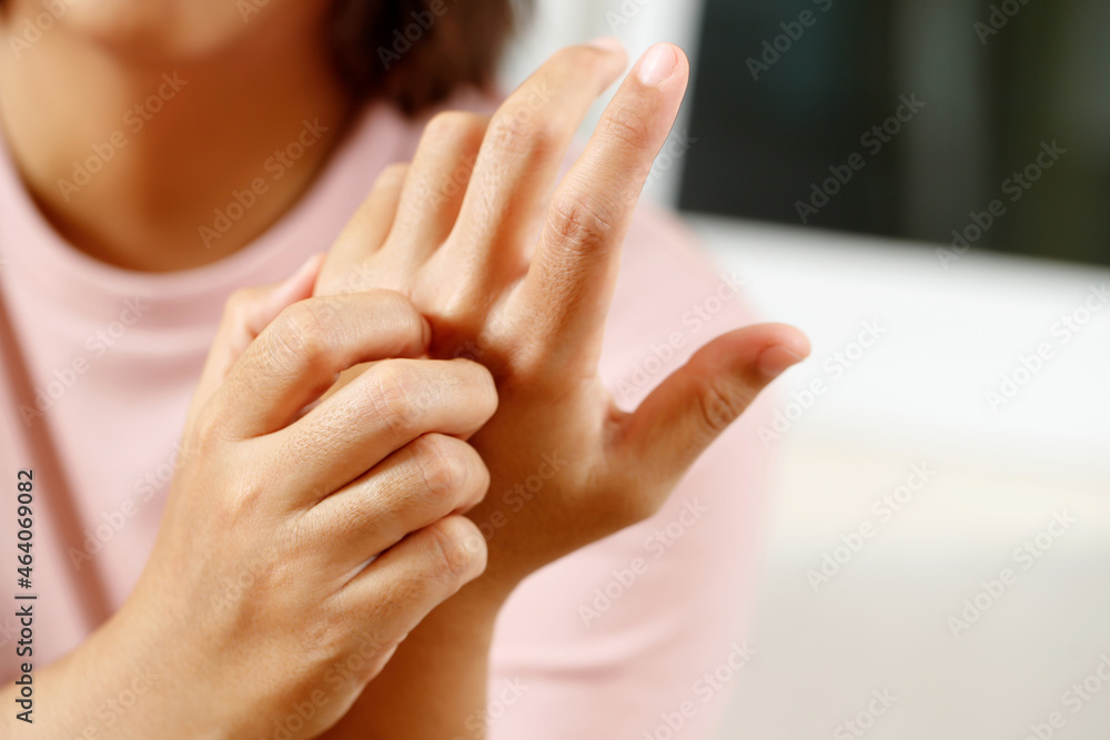 Health problems, woman has itchy hands Health problems, woman has itchy hands