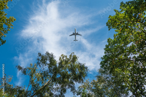 Ab in den Urlaub - Flugzeug in den Wolken